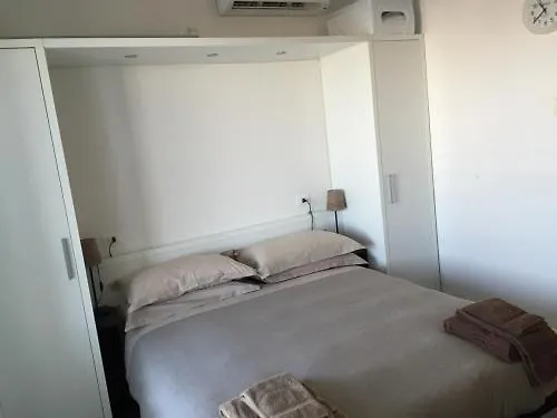 船舶公寓 3* 西尼加利亚